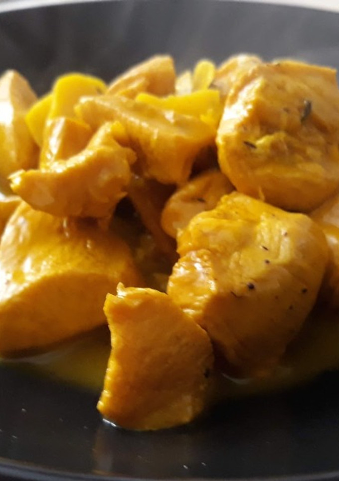 Una foto de Pollo en amarillo