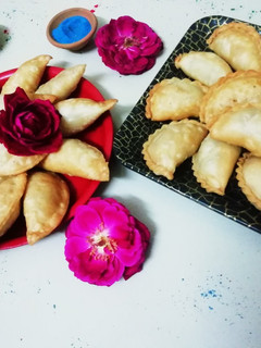 करंजी (karanji recipe in hindi) रेसिपी मुख्य फोटो