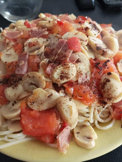 Una foto de Pasta con hongos y tomates cherry al oleo