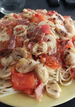 Una foto de Pasta con hongos y tomates cherry al oleo