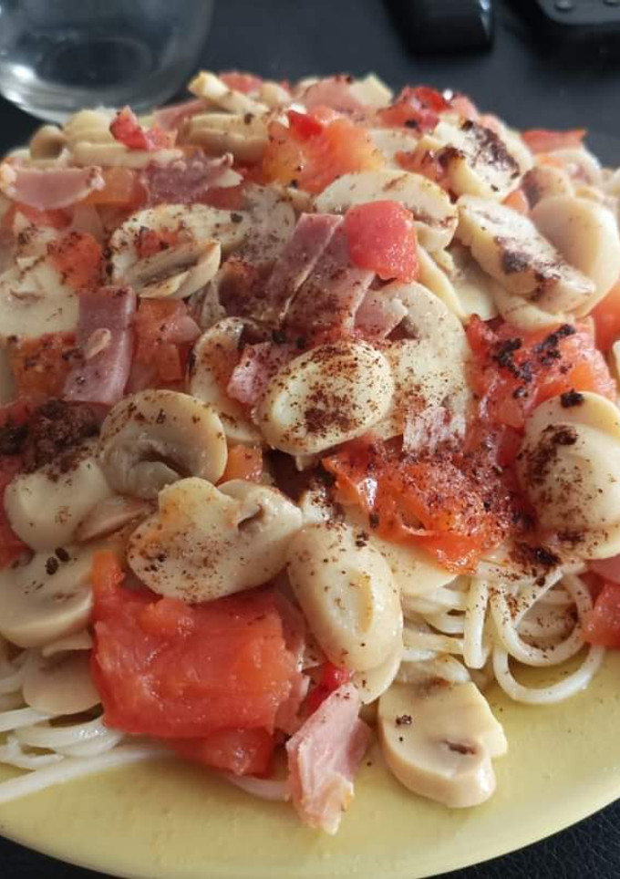 Una foto de Pasta con hongos y tomates cherry al oleo