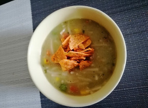 Una foto de Crema de verduras con maizitos