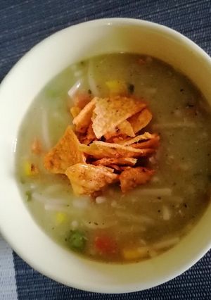 Una foto de Crema de verduras con maizitos
