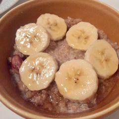 A picture of Qinoa & peanuts breakfast porridge (Vegetarian).