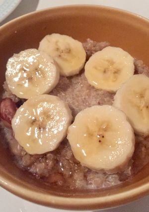 A picture of Qinoa & peanuts breakfast porridge (Vegetarian).