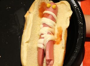 Una foto de Hot dogs de momias para Halloween