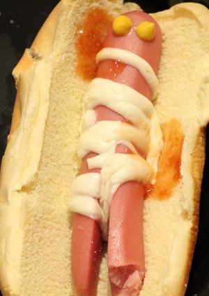 Una foto de Hot dogs de momias para Halloween