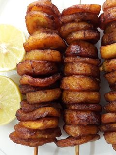 A picture of Fried plantain in skewer.