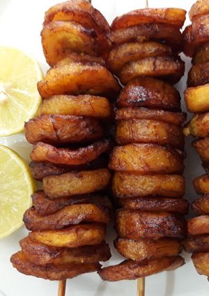 A picture of Fried plantain in skewer.