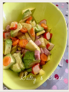 Una foto de Ensalada ácida de mango y aguacate