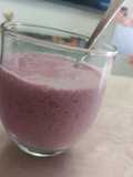 Batido de frutas del bosque con chía y linaza
