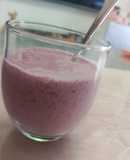 Batido de frutas del bosque con chía y linaza