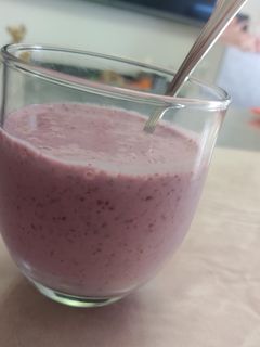Una foto de Batido de frutas del bosque con chía y linaza