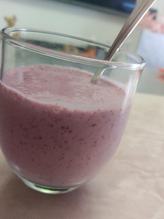Una foto de Batido de frutas del bosque con chía y linaza