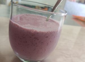 Foto principal de Batido de frutas del bosque con chía y linaza