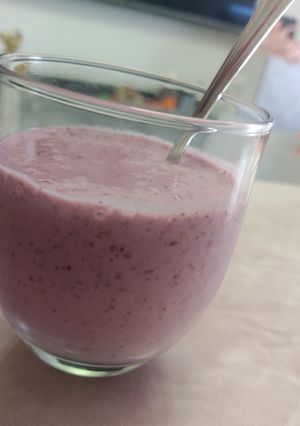 Una foto de Batido de frutas del bosque con chía y linaza