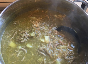 Una foto de Carne deshebrada con papas en salsa verde
