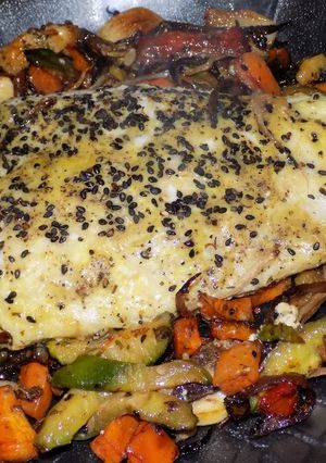 Una foto de Salmón blanco al horno (con manteca, miel y mostaza) sobre verduras