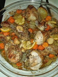Una foto de Pollo con patatas al horno