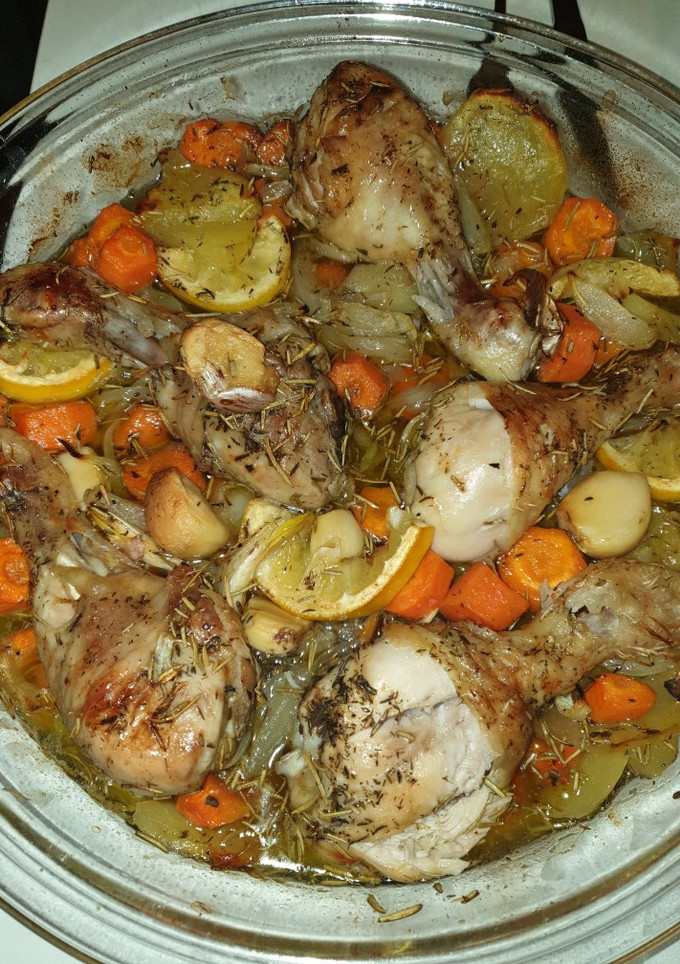 Una foto de Pollo con patatas al horno