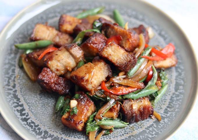 Recipe of Perfect Kra Paw Moo Krob - Crispy pork belly with chilli and basil 🌿 🌶