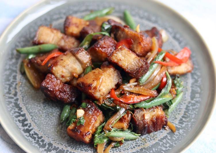 How to Make 2020 Kra Paw Moo Krob – Crispy pork belly with chilli and basil ? ?