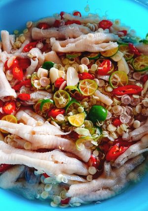 Hình của món Chân gà rút xương ngâm sả tắc.