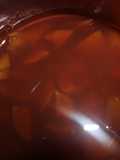 Peras y manzanas cocidas en vino negro