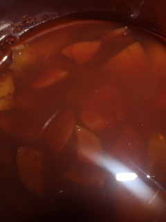 Una foto de Peras y manzanas cocidas en vino negro