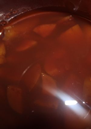 Una foto de Peras y manzanas cocidas en vino negro