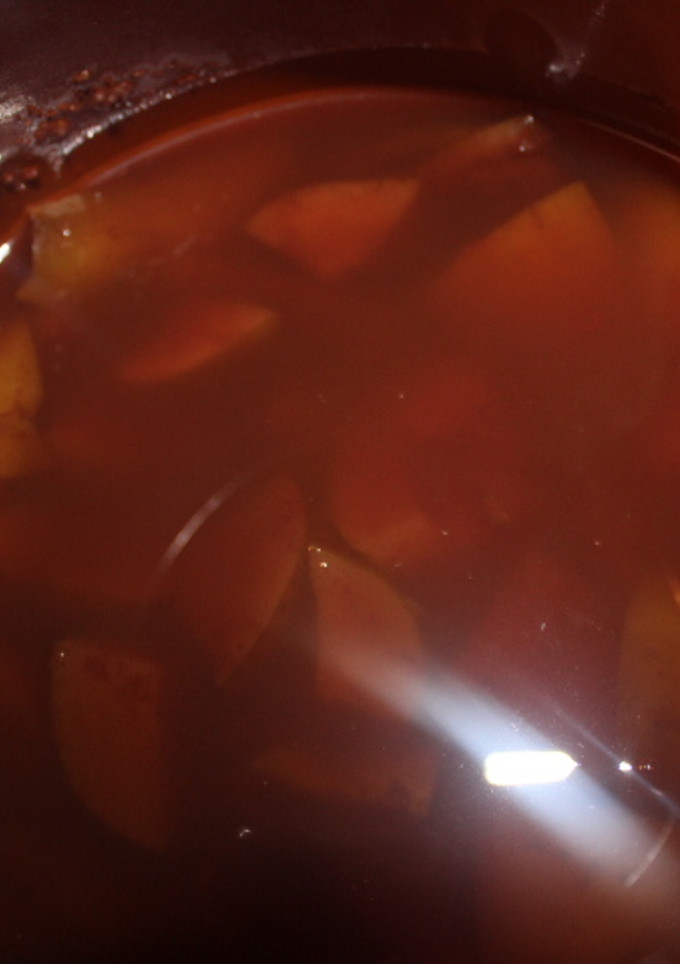 Una foto de Peras y manzanas cocidas en vino negro