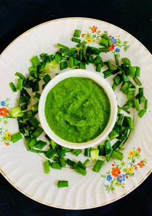 हरे प्याज़ की चटनी (hare pyaz ki chutney recipe in Hindi) रेसिपी मुख्य फोटो