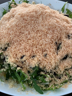 Una foto de Ensalada de rúcula y foie