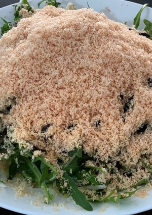 Una foto de Ensalada de rúcula y foie