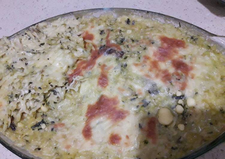 Spinach macaroni in thick sauce 