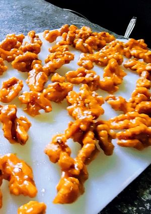 केरेमलाइज़्ड वालनट्स(caramelized walnuts recipe in hindi) रेसिपी मुख्य फोटो