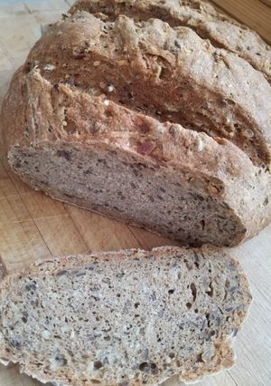 Teljes kiőrlésű magos kenyér recept fotója