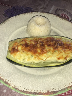 Una foto de Zapallitos italianos rellenos con queso 🧀