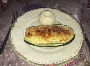 Una foto de Zapallitos italianos rellenos con queso 🧀