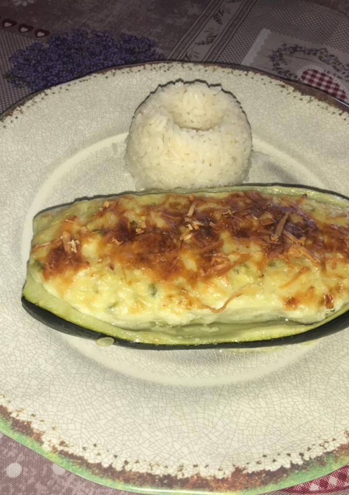 Una foto de Zapallitos italianos rellenos con queso 🧀