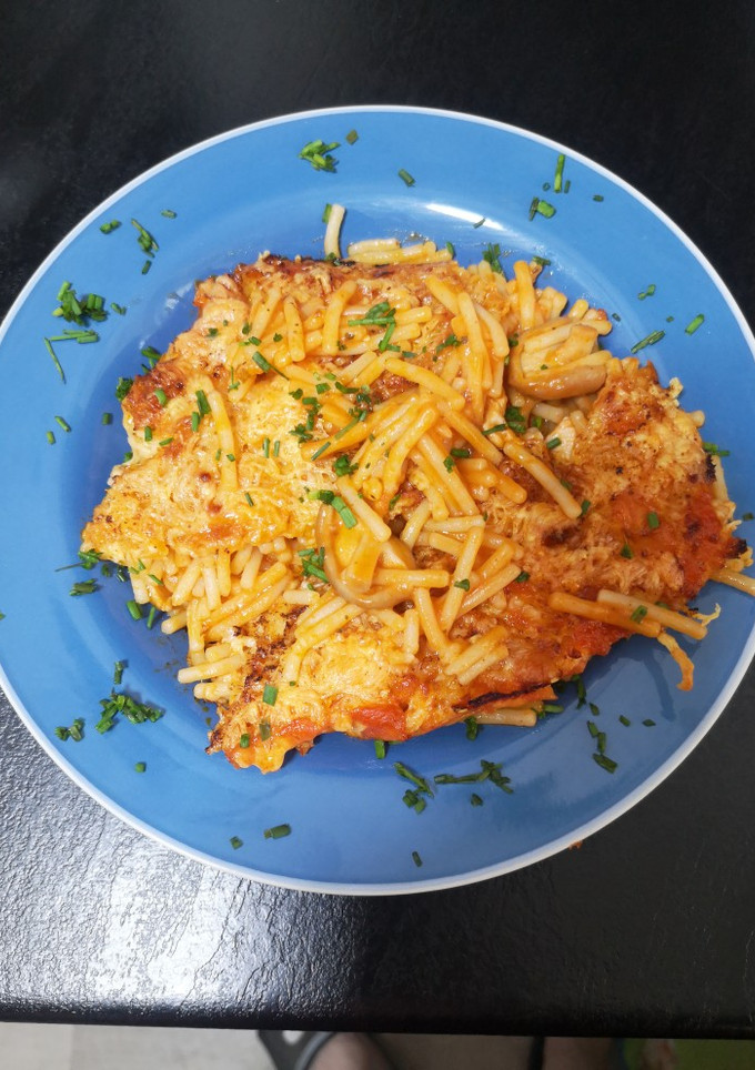 Una foto de Fideos con setas shitaki y pollo