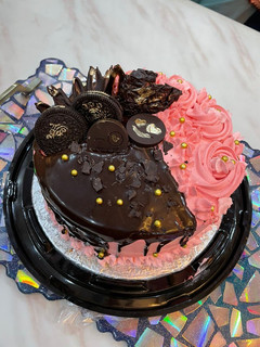 A picture of Chocolate fusion cake 🎂🎂.