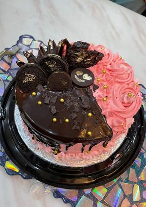 A picture of Chocolate fusion cake 🎂🎂.