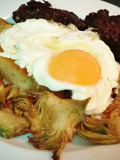 Una foto de Tosta de huevo frito con chips de alcachofas y carne de morcilla