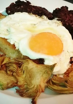 Foto principal de Tosta de huevo frito con chips de alcachofas y carne de morcilla