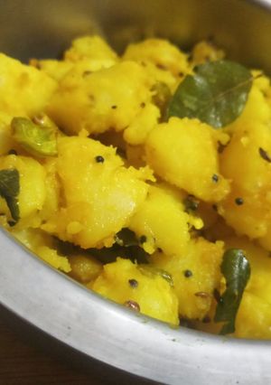 बटाटा भाजी (सात्विक भाजी) (Batata Bhaji Recipe In Marathi) रेसिपी चे मुख्य फोटो 