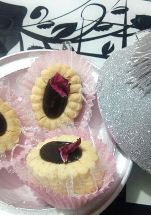 صورة لوصفة غريبية برستيج بحشو سوس الكراميل مزينة باوراق الورد 😍❤💋💋💋