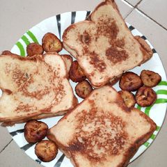 A picture of French toast bread with fried plantains.