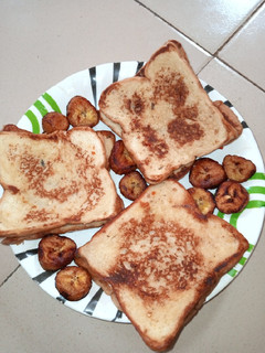 A picture of French toast bread with fried plantains.