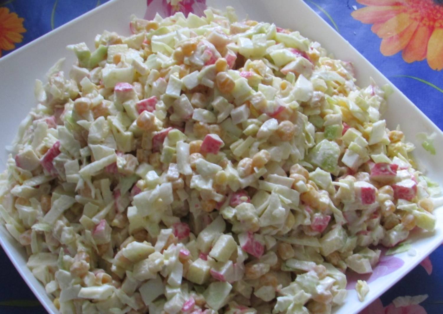 Салат с крабовыми палочками и яблоком